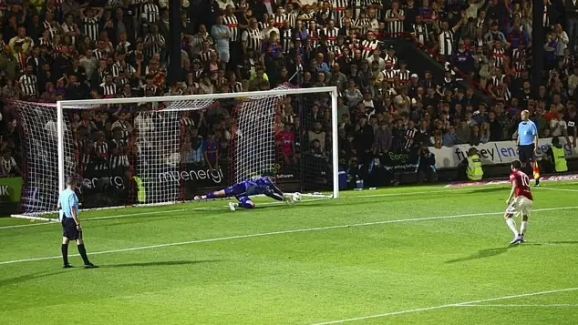 Thủ môn Grimsby ‘nửa buồn vui’ khi loại Man United